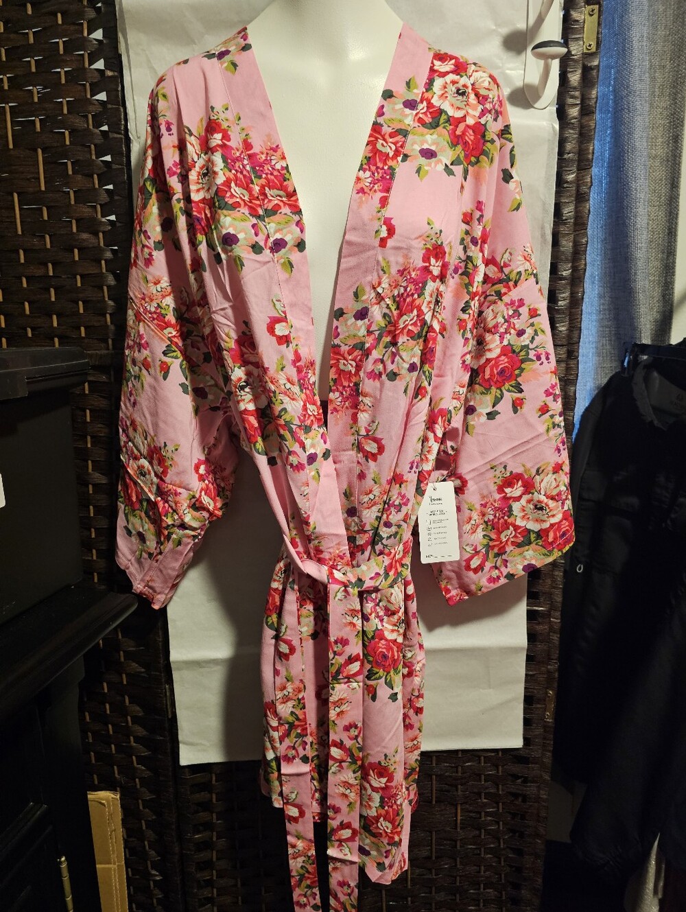 NWT Kimono Robe Beautiful Pink Floral Lightweight